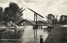 13773 Gezicht op de Vecht en de openstaande ophaalbrug met een passerend vrachtschip te Nieuwersluis (gemeente Loenen ...